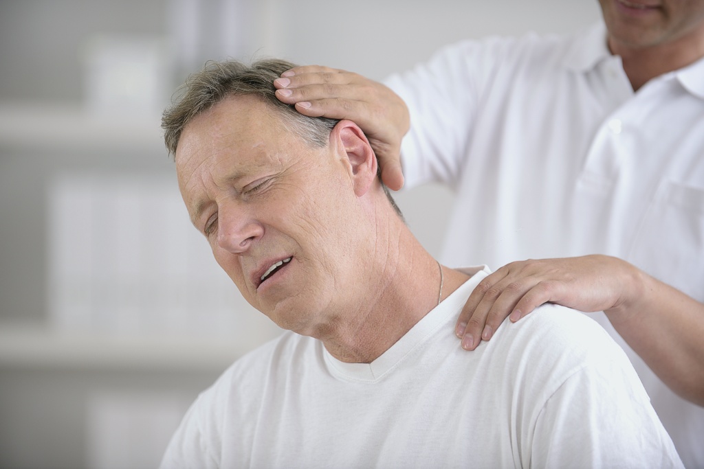 Ein Chiropraktiker löst mit speziellen Handgriffen Gelenkblockaden Ein Chiropraktiker löst mit speziellen Handgriffen Gelenkblockaden in der Wirbelsäule