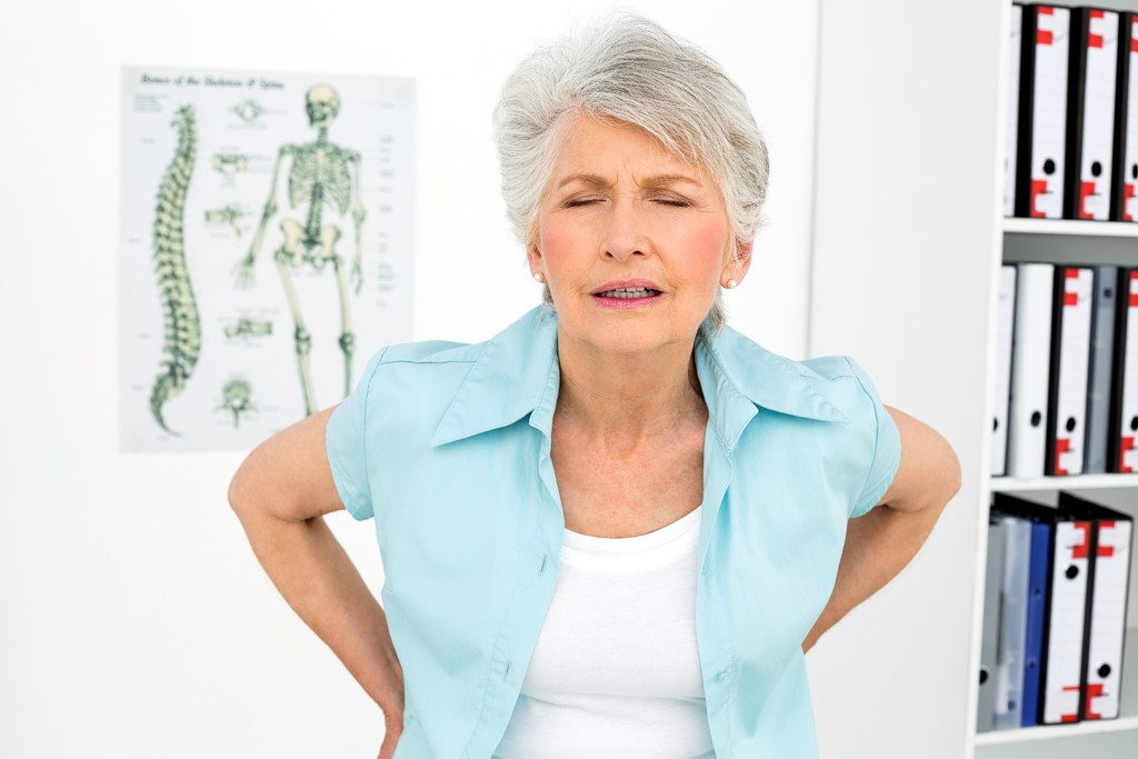 Ältere Frau leidet an Osteoporose
