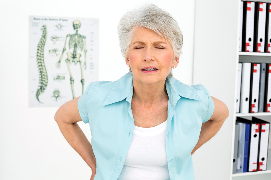 Osteoporose Ältere Frau leidet an Osteoporose